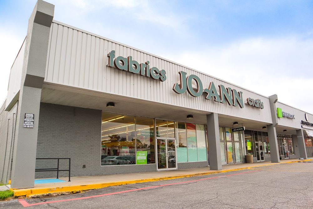±10,025 SF Endcap Suite in Sena Mall Shopping Center: 1111 Veterans Memorial Blvd, Metairie, LA 70005